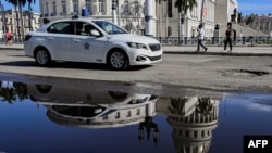 FOTO ARCHIVO. Un carro patrullero custodia los alrededores del Capitolio en La Habana, el escenario de la protesta en solitario de Ariel Limias Leiva.