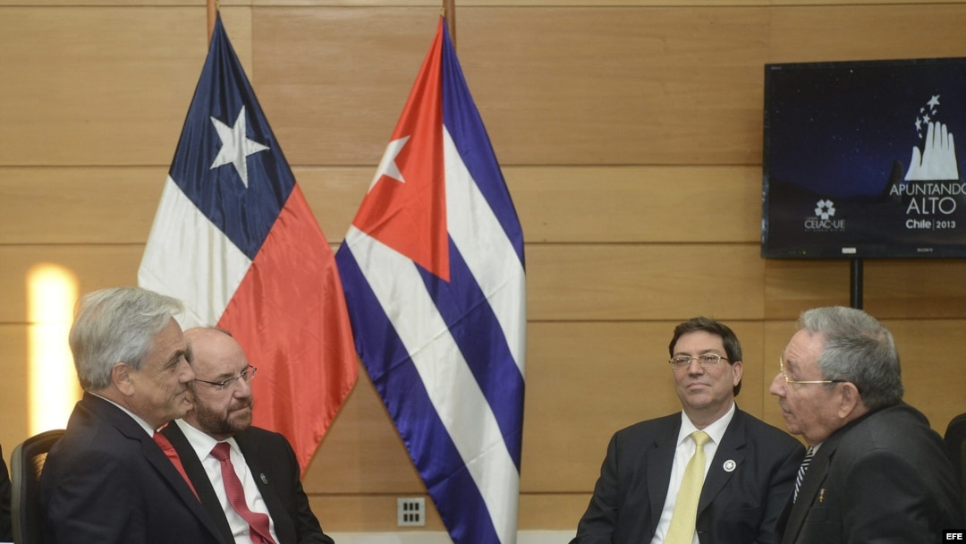 Sebastián Piñera (i), su canciller, Alfredo Moreno (2i), junto a Raúl Castro (d), y su ministro de exteriores, Bruno Rodríguez (2d), durante una reunión sostenida en Santiago de Chile. 