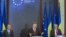 Cumbre Ucrania-UE en Kiev con el presidente del Consejo Europeo, Donald Tusk; el presidente de la Comisión Europea, Jean-Claude Juncker; y el presidente ucraniano Petró Poroshenko (i-d).