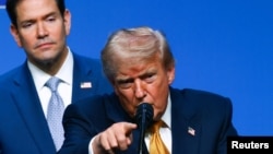 El presidente Donald Trump junto al secretario de Estado Marco Rubio durante una conferencia de prensa en la cumbre de líderes de la OTAN, en Ankara, Turquía. 