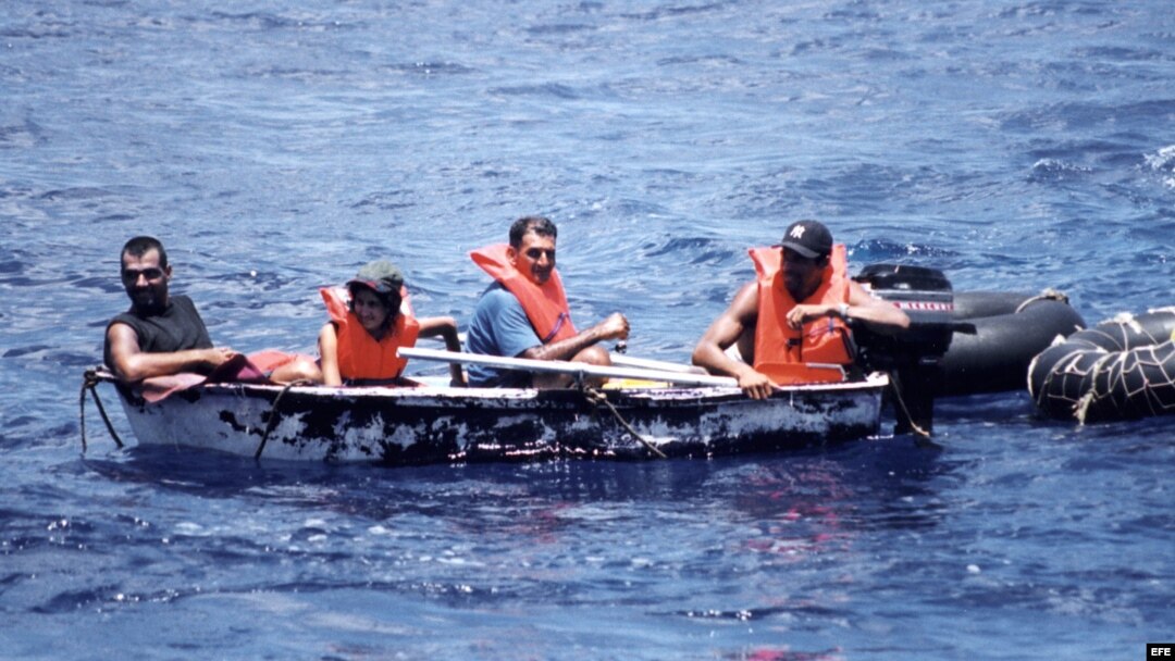 Foto de archivo de un grupo de inmigrantes cubanos llegando a las costas de Florida en un bote. La llegada reciente de un grupo de 41 cubanos a las costas estadounidenses ha inaugurado la temporada de balseros que, aprovechando la tranquilidad de las agua