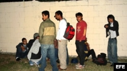  Un grupo de Indocumentados permanece en las instalaciones del regimiento militar de la ciudad de Reynosa (México).
