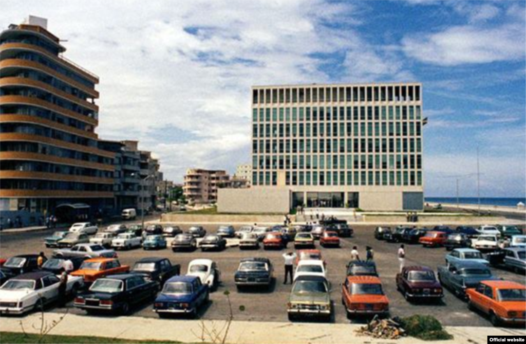 El edificio en una foto de 1977. La embajada inaugurada en 1953, es obra del equipo de arquitectos Harrison &amp; Abramovitz, quienes diseñaron el edificio por encargo del Departamento de Estado.