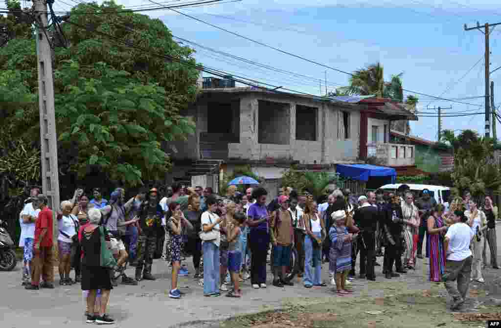 Representantes de varias asociaciones religiosas cubanas aguardaron a la creadora de contenido a las puertas del Tribunal Municipal de Habana del Este tras su juicio. 