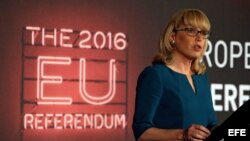 La jefe del conteo oficial para el referendo de la Unión Europea, Jenny Watson, anuncia que las urnas están cerradas y que el conteo inicia en Manchester Town Hall.