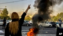 Una mujer iraní protesta por la muerte de Mahsa Amini, de 22 años, luego de que fuera detenida por la policía moral, en Teherán, el 1 de octubre de 2022.