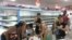 Cubanos compran pollo en un supermercado en La Habana. (Reuters/Sarah Marsh).