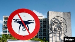 Una foto del cartel con la prohibición de volar drones fue compartida en Twitter por el reportero de CNN Patrick Oppmann.