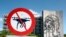 Una foto del cartel con la prohibición de volar drones fue compartida en Twitter por el reportero de CNN Patrick Oppmann.