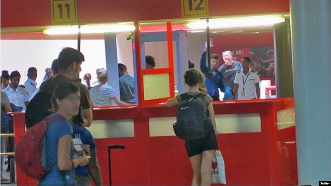 La activista cubana Lia Villares en la ventanilla del chequeo de Migración, en el Aeropuerto Internacional José Martí, de La Habana. 