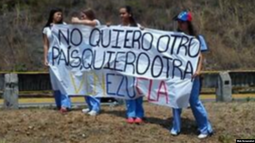 Un grupo de estudiantes venezolanos porta una pancarta en la que piden el nacimiento de otra Venezuela.