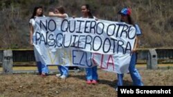 Un grupo de estudiantes venezolanos porta una pancarta en la que piden el nacimiento de otra Venezuela.