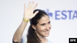 La disidente cubana Yoani Sánchez saluda a su llegada a la sede del periódico O Estado de S. Paulo el 21 de febrero de 2013.