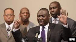 Familiares del joven de la raza negra, Michael Brown, muerto por acción policial en Fergunson.