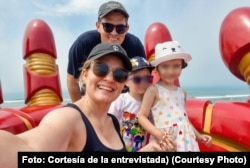 Marleidy y su esposo Raúl, con sus hijos Isla y Lucas, en Perú