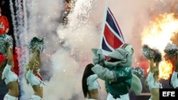 La mascota de los Delfines de Miami corre con la bandera de la Unión 