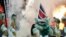 La mascota de los Delfines de Miami corre con la bandera de la Unión 