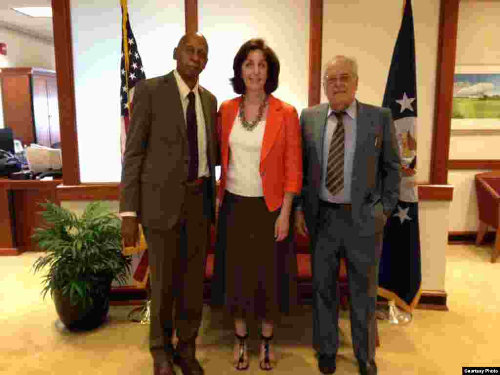 Roberta S. Jacobson recibe a Guillermo Farinas y Elizardo Sánchez en el Departamento de Estado