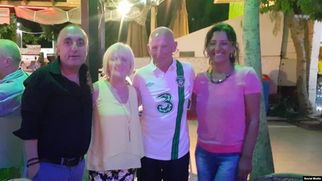 Oktay Basyurt (izq.) junto a huéspedes del Hotel Manuela, en el balneario de Bodrum. 
