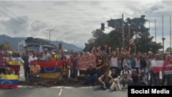 En Mérida varios jóvenes de la oposición bloquean las vías.