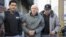 Fotografía de archivo del 17 de julio de 2012 en la que se observa al exdictador argentino Jorge Rafael Videla (c) escoltado por la policía en la localidad de San Martín, provincia de Buenos Aires (Argentina). 