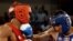 El cubano Yoan Pablo Hernández (i) es golpeado por el mexicano Ramiro Goben Reducindo (d), que ganó la pelea, durante las finales de boxeo de la categoría de 81 Kg. de los Juegos Panamericanos.