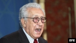 El enviado conjunto de la Liga Árabe y de la ONU para Siria, Lajdar Brahimi, comparece ante los medios.