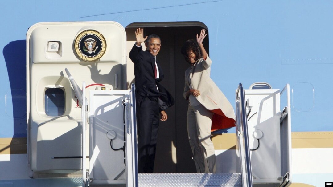 El presidente estadounidense Barack Obama y su esposa, Michelle Obama, suben al avión presidencial, Air Force One. Archivo.
