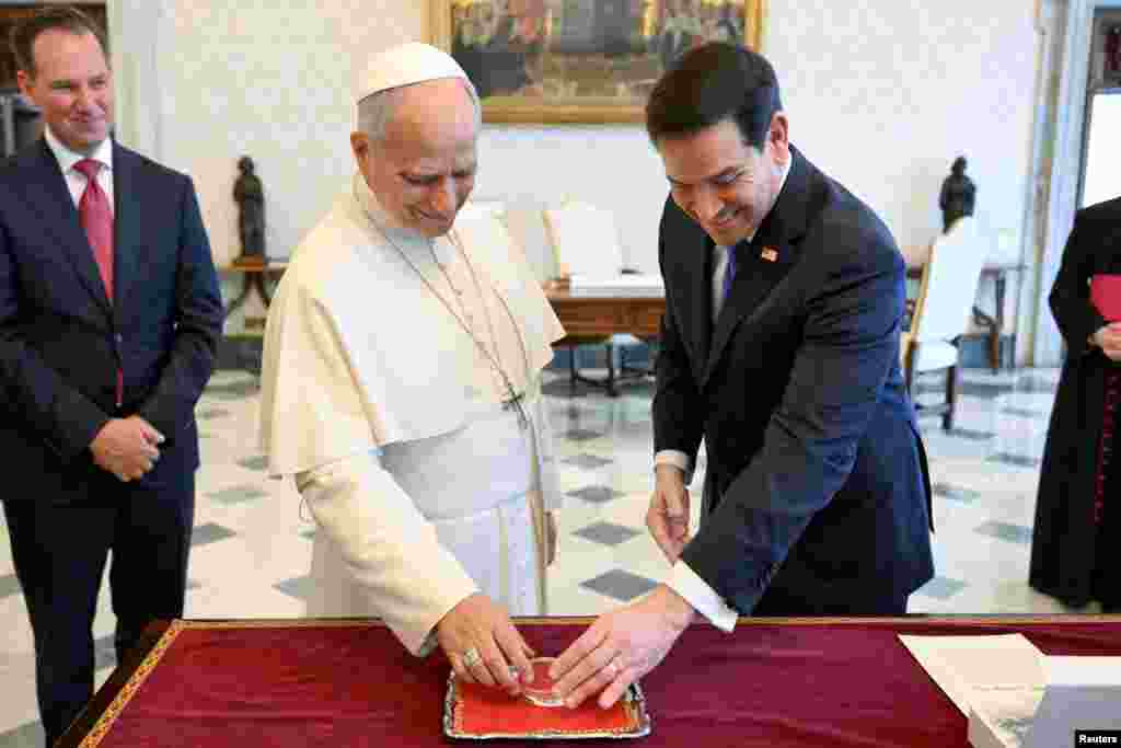 El papa León XIV recibió en un encuentro privado al secretario de Estado de EEUU Marco Rubio.