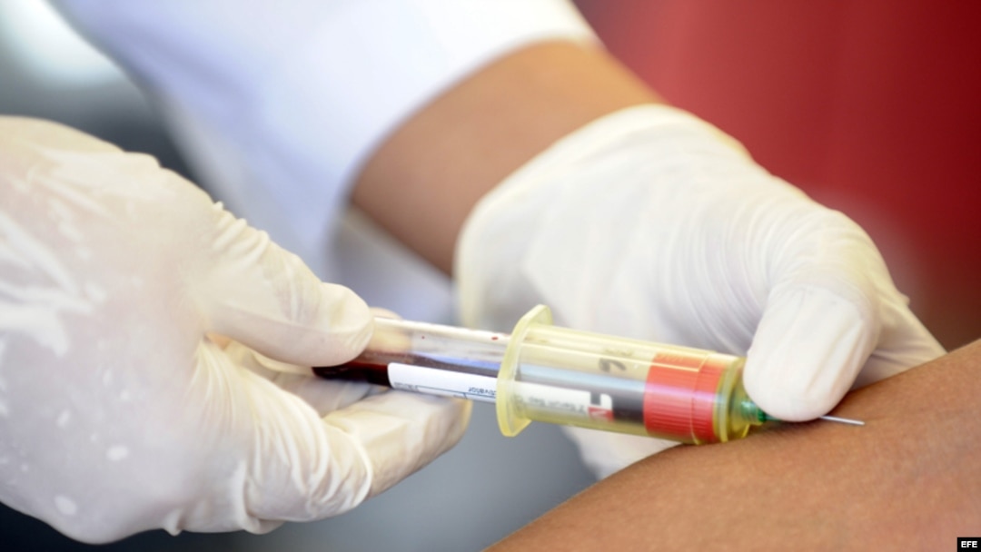 Una enfermera realiza una prueba gratuita de detección del Virus de Inmunodeficiencia Humana.