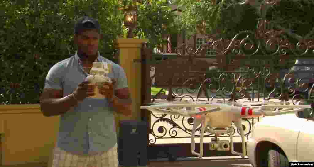 Puig quiere jugar con todos los juguetes que no tuvo en Cuba. Se entretiene con un drone...