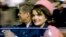 Fotograma de una secuencia que muestra al presidente estadounidense John F. Kennedy (i) junto a su esposa, Jacqueline Kennedy (d). 