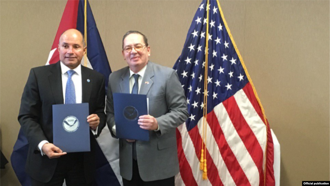 El memorándum fue suscrito en Washington por el viceadministrador de la NOAA, el vicealmirante Manson Brown (izq.), y por el viceministro primero cubano de Ciencia, Tecnología y Medioambiente, Fernando González (der.), según informó la parte cubana en un comunicado.