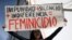 Una activista sostiene un cartel contra el feminicidio en una marcha por el Día Internacional de la Mujer, en la ciudad de México. (Archivo/REUTERS/Luisa Gonzalez)