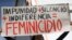 Una activista sostiene un cartel contra el feminicidio en una marcha por el Día Internacional de la Mujer. (Archivo/REUTERS/Luisa Gonzalez)