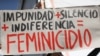 Una activista sostiene un cartel contra el feminicidio en una marcha por el D[ia Internacional de la Mujer, en la ciudad de México. (Archivo/REUTERS/Luisa Gonzalez)