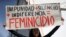 Una activista sostiene un cartel contra el feminicidio en una marcha por el Día Internacional de la Mujer, en la ciudad de México. (Archivo/REUTERS/Luisa Gonzalez)