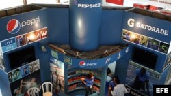 Expositores y visitantes conversan hoy, martes 6 de noviembre de 2012, en el área expositiva de las empresas de Estados Unidos en la Feria Internacional de La Habana (FIHAV 2012) en Cuba. 