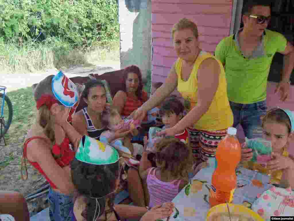 Reporta Cuba FLAMUR lleva Reyes Magos a Pinar del Río Foto FLAMUR