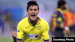 Futbolista brasileño Rafael bastos en acción
