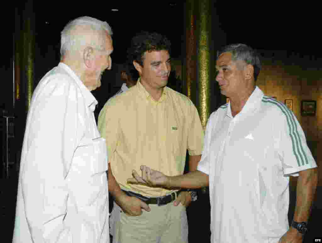 El presidente del Comit&eacute; Ol&iacute;mpico Cubano y vicepresidente del Consejo de ministros de Cuba, Jos&eacute; Ram&oacute;n Fern&aacute;ndez a la izquierda con la ropa de la marca Adidas.