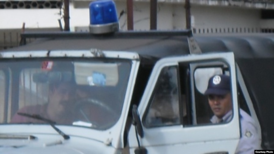 Oficiales de la Policía Nacional Revolucionaria (PNR) en La Habana, Cuba.