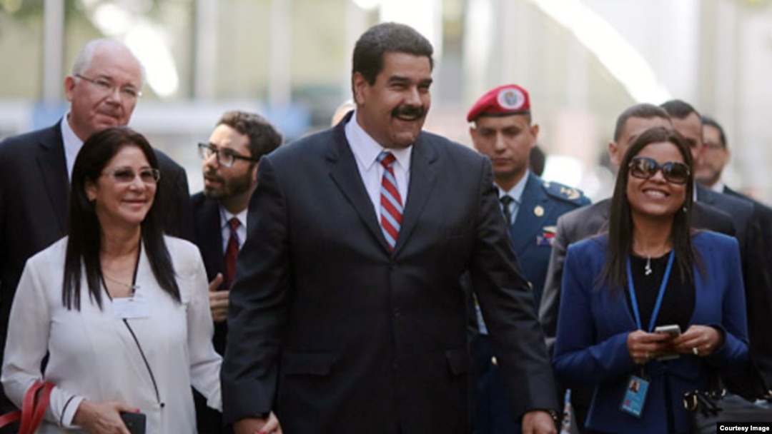 Vista de la pantalla en la que se retransmite la presentación del reloj de pulsera inteligente Apple Watch, mostrado por el consejero delegado de Apple, Tim Cook.