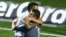 El delantero argentino Carlos Tévez (i) abraza al portero Sergio Romero tras anotar el gol que dio la victoria a Argentina.