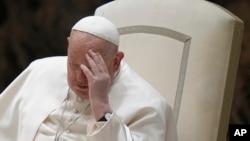 El papa Francisco se toca la frente durante su audiencia general semanal en el Vaticano, el 12 de febrero de 2025. (AP/Alessandra Tarantino)