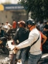Personas hacen fila frente a la Mipyme "La Pequeña Isla", en Santa Clara, para comprar una balita de gas.