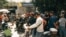 Personas hacen fila frente a la Mipyme "La Pequeña Isla", en Santa Clara, para comprar una balita de gas.
