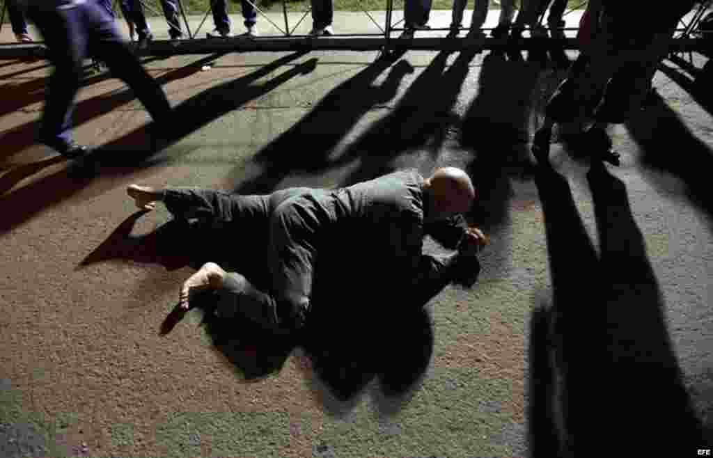 &nbsp;Decenas de fieles se martirizan durante el camino y entran al templo extenuados, arrastr&aacute;ndose, de rodillas, rodando o dando volteretas. 
