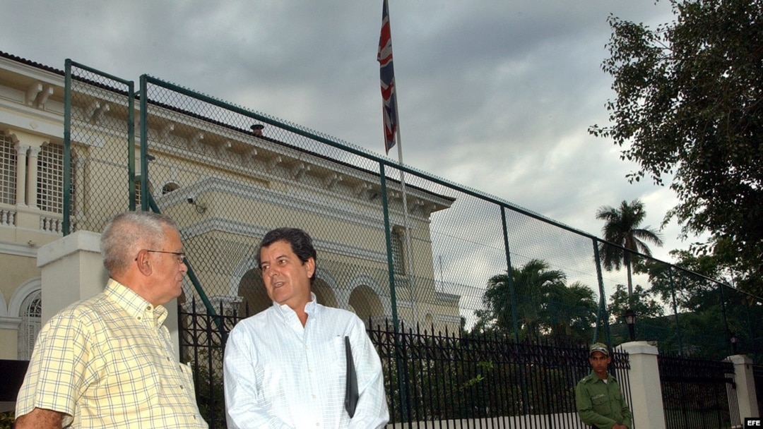 El ex-preso político cubano, el economista Oscar Espinosa Chepe (i), condenado en el grupo de los 75, liberado a fines del año pasado por una licencia extrapenal, conversa con el líder del Movimiento Cristiano Liberación, Oswaldo Payá Sardiñas (2do i).