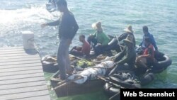 Siete balseros cubanos hicieron escala el viernes en Gran Cayman en su ruta a Centroamérica. Foto Archivo